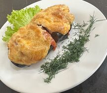 Баклажан, фаршированный помидором, под сырной шапкой