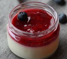 Панакота с малиновым соусом