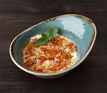 Мацони с орехами и медом