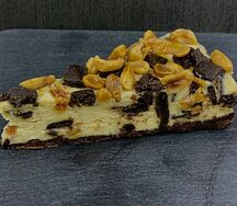 Чизкейк карамельно-арахисовый