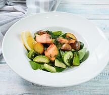 Теплый салат с лососем