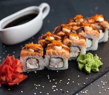 С креветкой и запеченным лососем