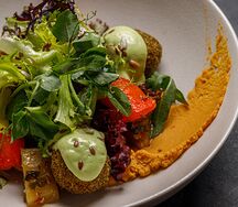 Салат с фалафелем