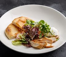 Зеленый салат с цыпленком и соусом из анчоусов