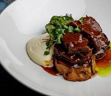 Томленые говяжьи щечки