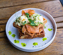 Вафли с лососем и муссом из авокадо