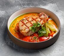 Свиная корейка на кости с гарниром лечо