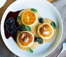 Сырники с черникой и кремом из ряженки