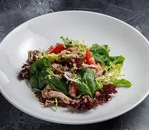 Салат с цыплёнком гриль