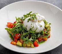 Буррата с овощным салатом