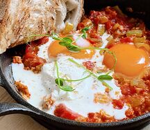 Шакшука с зеленым перцем, томатами и тостом