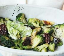 Теплый салат с брюссельской капустой, брокколи и кокосовым соусом