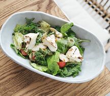 Салат с артишоками и жареным камамбером