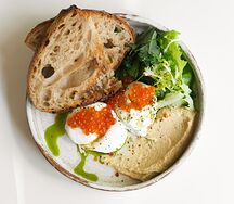 Яйца пашот с хумусом и красной икрой