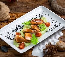 Кусочки сёмги с пюре из сельдерея
