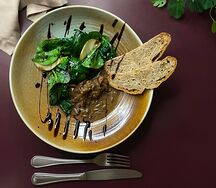 Салат с куриной печенью