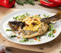 Форель, запеченная с беконом и сыром