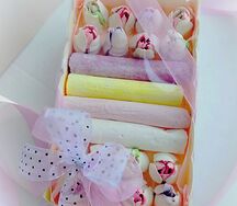 Набор зефира в виде цветов и мелков