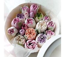 Зефирные цветы ручной работы в большой шляпной коробке с прозрачной крышкой