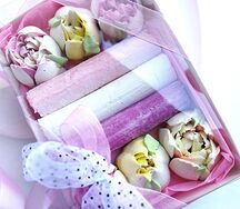 Набор зефира в виде цветов и мелков