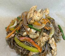 Wok гречневая лапша курица