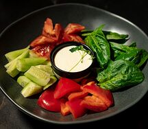 Овощной салат с соусом Ранч