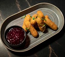 Сырные палочки с брусничным соусом