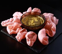 Гуакамоле с креветочными чипсами