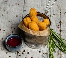 Сырные палочки с брусничным соусом