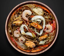 Соба с морепродуктами в сливочном соусе