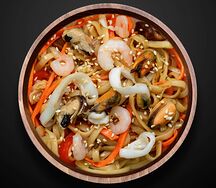 Удон с морепродуктами в китайском соусе