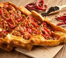 Пиде с рубленой говядиной и овощами