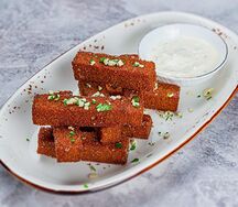 Гренки с чесноком и сырным соусом