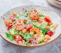 Салат Цезарь с креветками