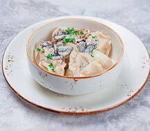 Вареники с картофелем в грибном соусе