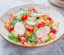 Салат Цезарь с курицей