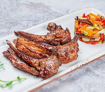 Каре ягнёнка на овощном соте