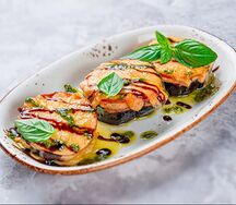 Баклажаны, запечённые с соусом песто