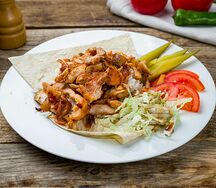 Шаурма на тарелке с рисом