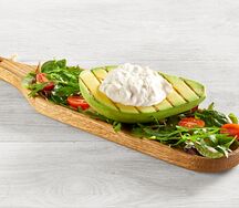 Авокадо на гриле с голубым сыром, страчателлой, рукколой, томатами