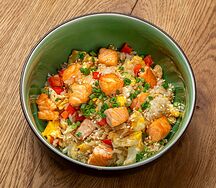 Жареный рис с лососем