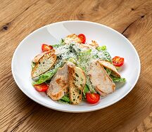 Салат Цезарь с курицей