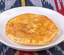 Пирожок с курицей и сыром