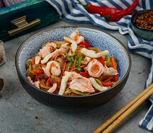 С морепродуктами, овощами и соусом