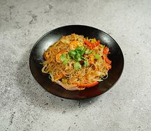Вок с тигровыми креветками и рисовой лапшой