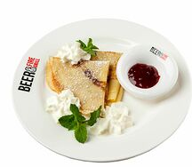 Блинчики с клубничным джемом и взбитыми сливками