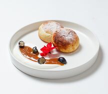Сырники со сметаной и карамелью