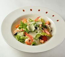 Салат Цезарь с тигровой креветкой