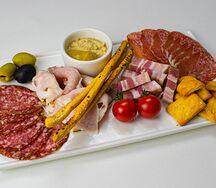 Мясные деликатесы