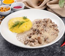 Бефстроганов с картофельным пюре